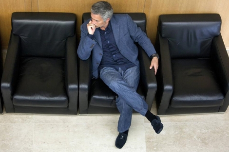 Mourinho espera para declarar en la sede central de la UEFA, en Nyn. | Reuters