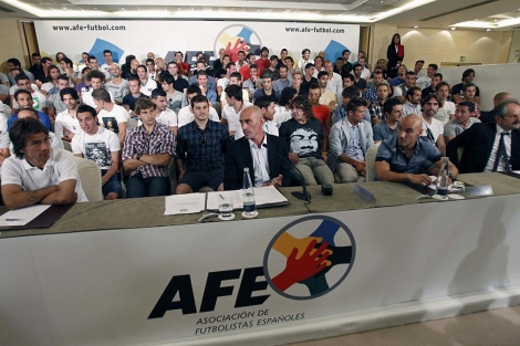 Luis Rubiales, presidente de la AFE, en compaa de los futbolistas espaoles. | Efe