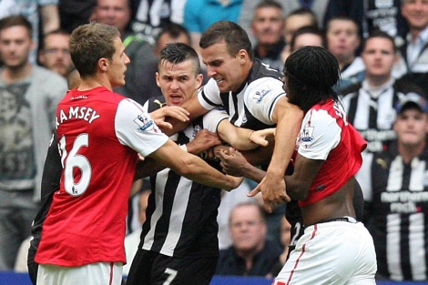 Tangana entre los jugadores del Arsenal y el Newcastle. (AFP)