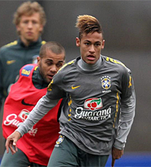 Neymar, ante Alves, en un entrenamiento de Brasil. (EFE)