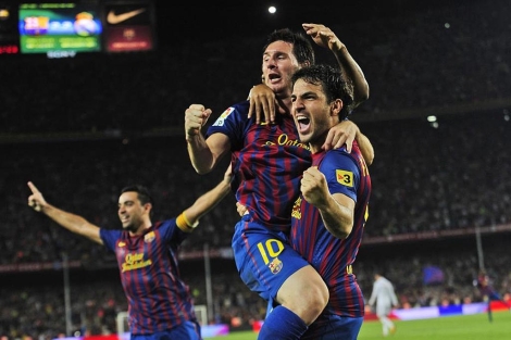 Xavi, Fbregas y Messi celebran el gol del triunfo. (Foto: Ap)