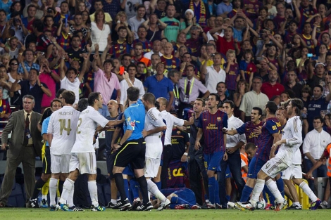 Momento de la tangana ocurrida en el Camp Nou. | EFE
