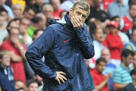 Wenger, bajo la lluvia de Londres, parece no encontrar una solucin. | Afp
