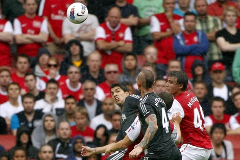 Ignasi Mique en un baln areo en el partido contra el Liverpool.| EFE
