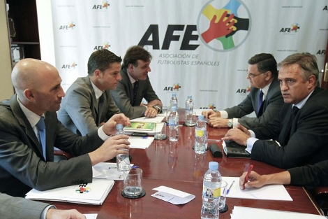 Los reprentantes de la AFE y de la Liga durante la quinta reunin. | Efe