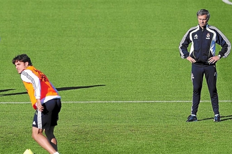 Pedro Len se ejercita ante la mirada de Mourinho. (EFE)