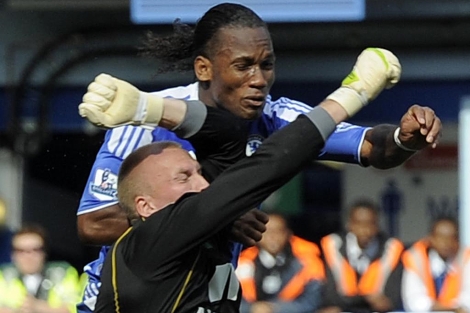 Drogba, en el momento del impacto con el portero del Norwich. | Reuters
