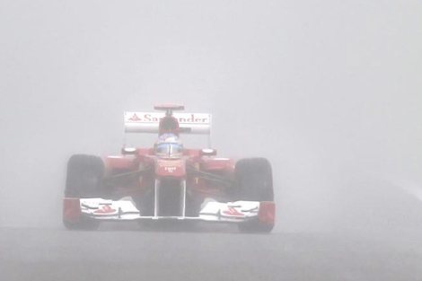 Fernando Alonso, en las cambiantes condiciones de Spa. (EFE)