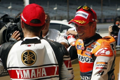 Stoner re junto a Lorenzo tras conseguir la pole. | Reuters