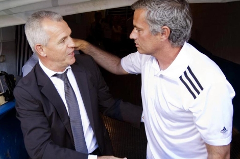 Aguirre y Mourinho se saludan antes del comienzo del partido en La Romareda.(Foto: Efe)