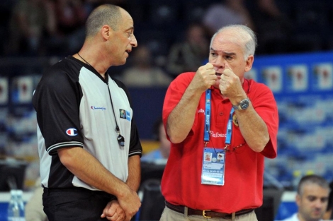 Mario Palma discute con un rbitro durante el Turqua-Portugal. | Afp