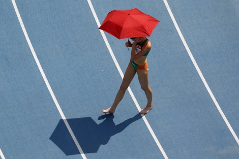 Una atleta se protege del sol durante la jornada. | Ap