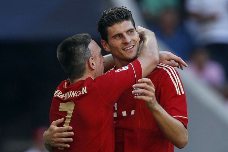 Mario Gmez y Ribery celebran uno de los tantos del Bayern. | Reuters