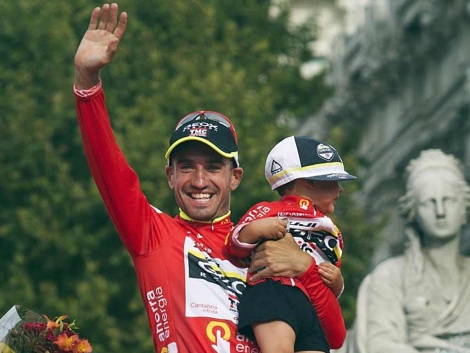 Junajo Cobo, en el podio de la Vuelta con su sobrino. | AFP
