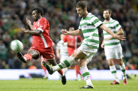 Jugada del duelo entre el Celtic y Sion de la previa Liga Europa. | Afp