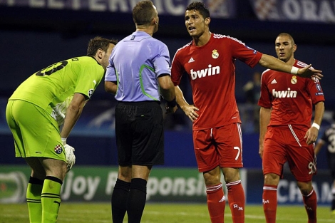 Cristiano Ronaldo protesta al rbitro ante la mirada de Kelava. | AP