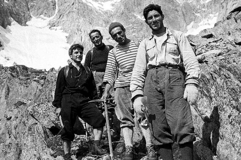 El alpinista italiano Walter Bonatti , derecha, en la parte italiana del Mont Blanc (1955). | AP