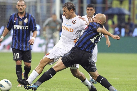 Totti disputa un baln con Cambiasso, en un momento del partido. (EFE)