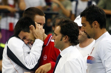 Djokovic llorando tras retirarse en la semifinal de la Davis. | Reuters