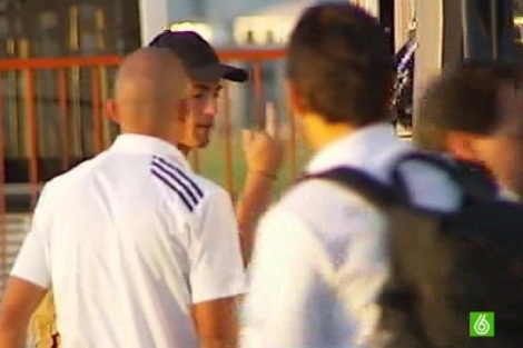 Cristiano Ronaldo realiza una peineta antes de subirse al autocar del equipo. | Foto: | LaSexta