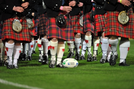 Una banda de gaiteros antes de un partido de Escocia. | Afp