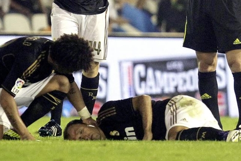 Carvalho, tras el golpe que sufri en Santander. | EFE