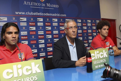 Gregorio Manzano junto con Falcao y Mario Surez en rueda de prensa. | EFE