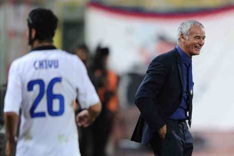 Ranieri bromea durante el partido. (AFP)