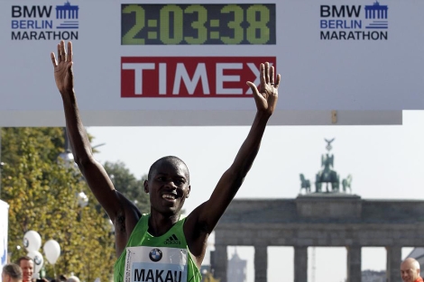 Patrick Makau cruzando la lnea de meta del maratn de Berln. | AP