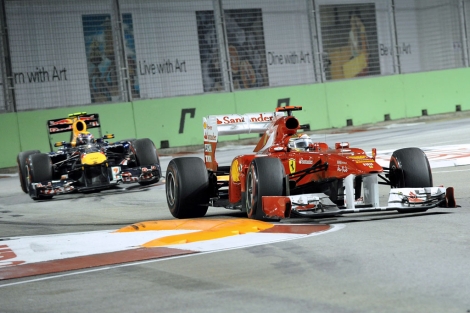 Webber y Alonso, en su lucha por la tercera plaza. | Afp