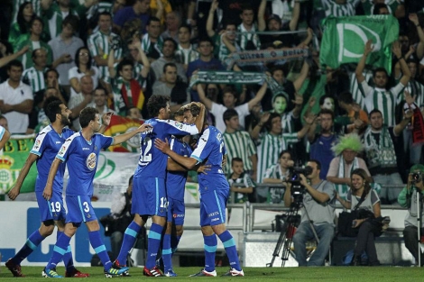 Valera (d) y Pedro Len abrazan al goleador, Diego Castro. | Reuters
