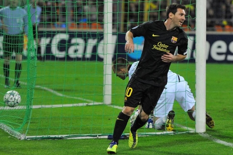 Messi celebra el primero de sus goles en Minsk. (Foto: Afp)