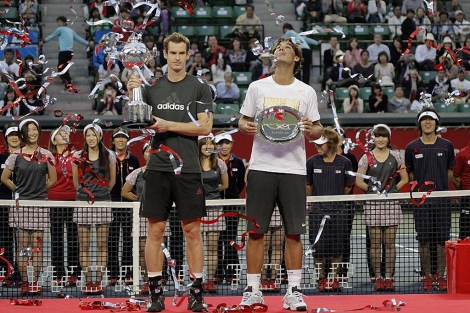 Murray y Nadal posan con los trofeos tras el partido. | AP
