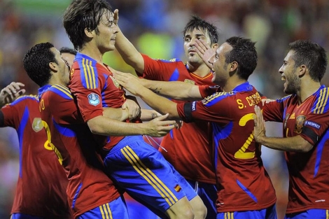 Silva, felicitado por Pedro, Cazorla, Villa, Alba y Xavi, tras uno de sus goles. (Foto: Afp)