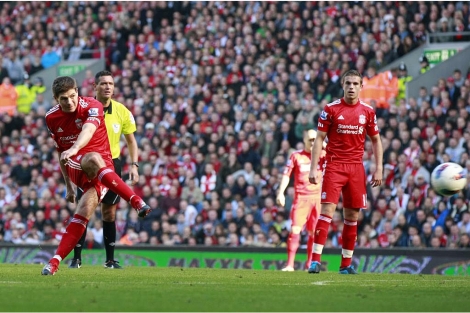 Steven Gerrard en el lanzamiento de falta del primer gol | AP
