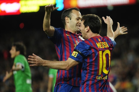 Iniesta y Messi celebran el primero gol del Barcelona. | AP