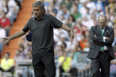 Jose Mourinho, ante Pepe Mel, durante el partido. (EFE)