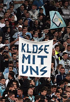 La pancarta de apoyo a Klose. (EFE)
