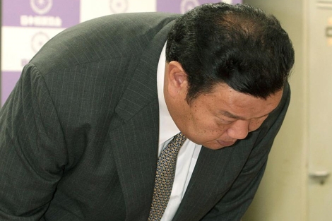 Kasugano se inclina antes de pedir disculpas por golpear a sus alumnos. | Ap