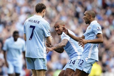 Jugadores del Manchester City celebrando un gol de Milner durante el partido contra el Aston Villa. | AP