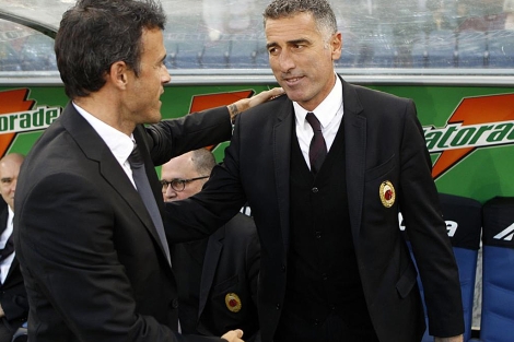 Luis Enrique y Tassotti se saludan antes del partido. | AP