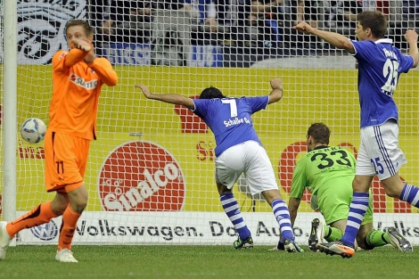 Ral celebra el primer gol, mientras Sigurdsson reclama mano. (Foto: Ap)