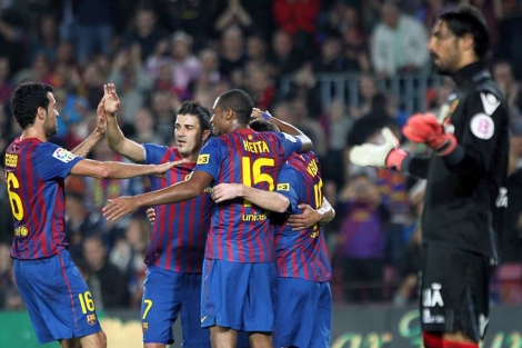 Los jugadores del Bara felicitan a Messi tras su primer gol. (EFE)