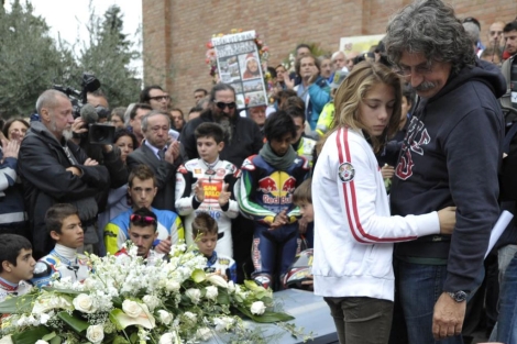 Paolo Simoncelli, abrazado a su hija, durante el funeral del piloto. | Ap