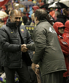 Pep Guardiola saluda a Marcelo Bielsa, antes del partido. (EFE)