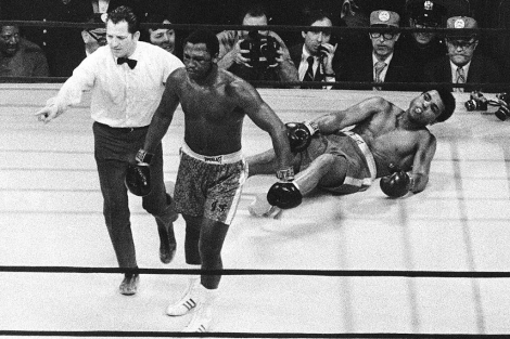 Joe Frazier enva a la lona a Ali, en su primer duelo, el 8 de marzo de 1971. (REUTERS)