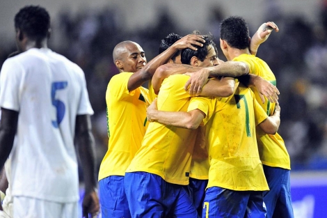La seleccin brasilea celebrando el gol de de Sandro contra Gabn. | AFP