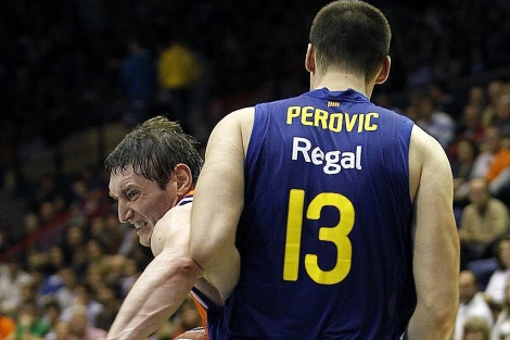 Perovic se aplica en defensa sobre Lishchuk. | Efe