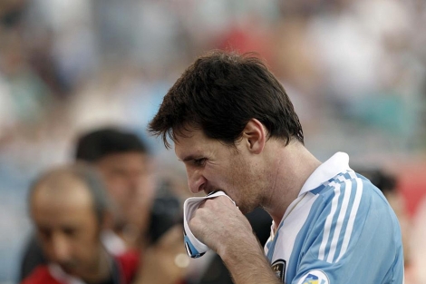 Messi muerde el brazalete de capitn de Argentina tras el empate con Bolivia. | Efe