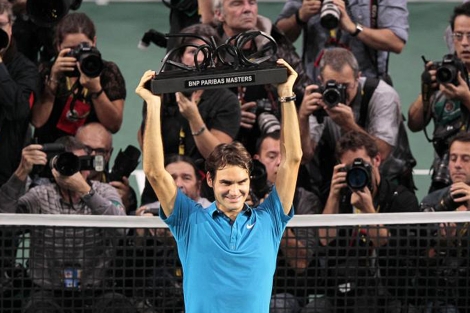 Roger Federer levanta su trofeo. | Afp